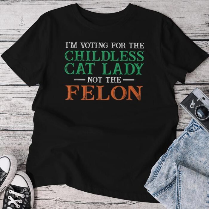 I'm Voting For The Childless Cat Lady Not The Felon Unisex T-shirt