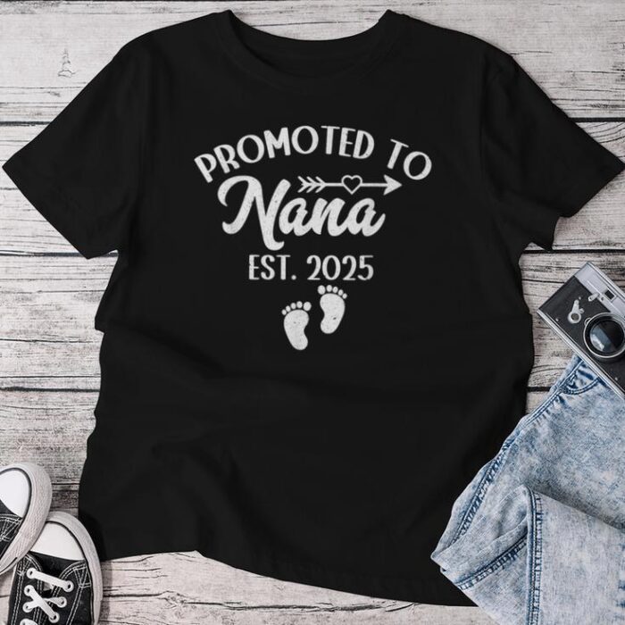 Promoted To Nana 2025 Grandma Est 2025 Unisex T-shirt